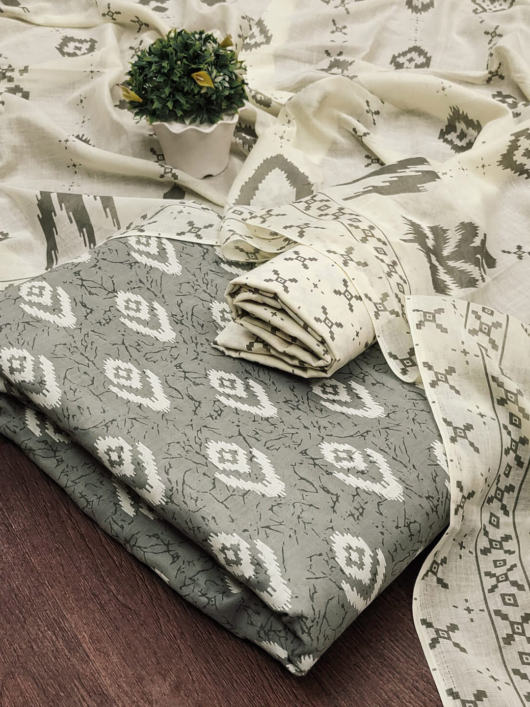 

mimi design Ethnic Motifs Printed Jute Cotton Unstitched Dress Material, Grey