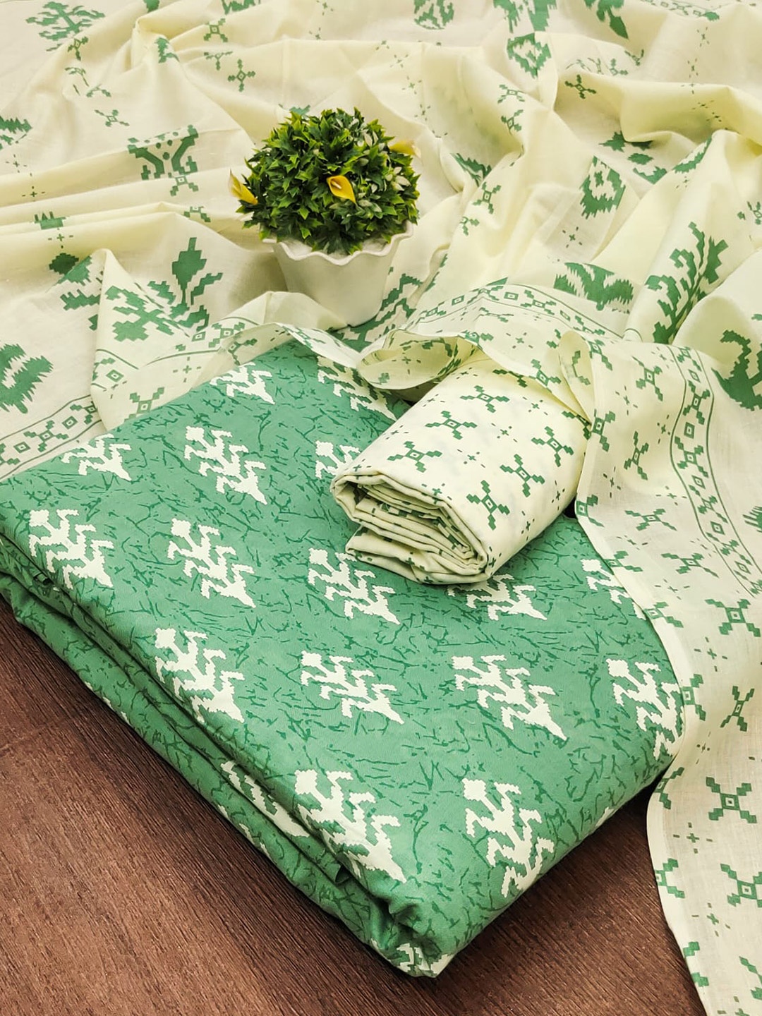 

mimi design Ethnic Motifs Printed Jute Cotton Unstitched Dress Material, Lime green