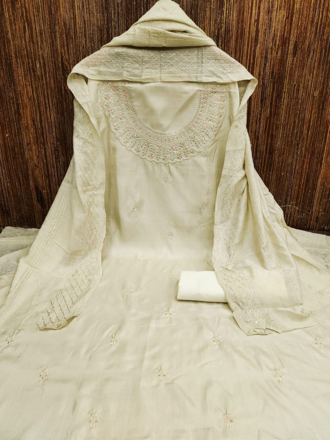 

mimi design Floral Embroidered Jute Cotton Unstitched Dress Material, White