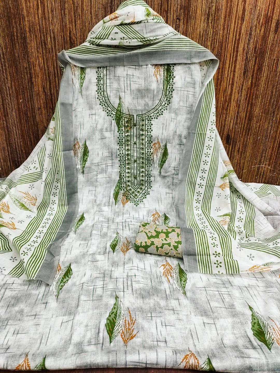 

mimi design Floral Printed Thread Work Jute Cotton Unstitched Dress Material, Green