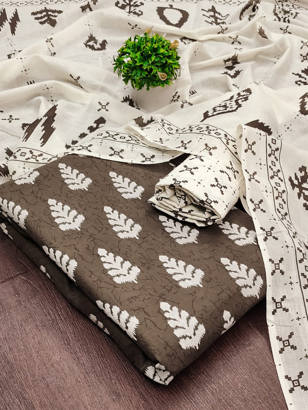 

mimi design Ethnic Motifs Printed Jute Cotton Unstitched Dress Material, Brown