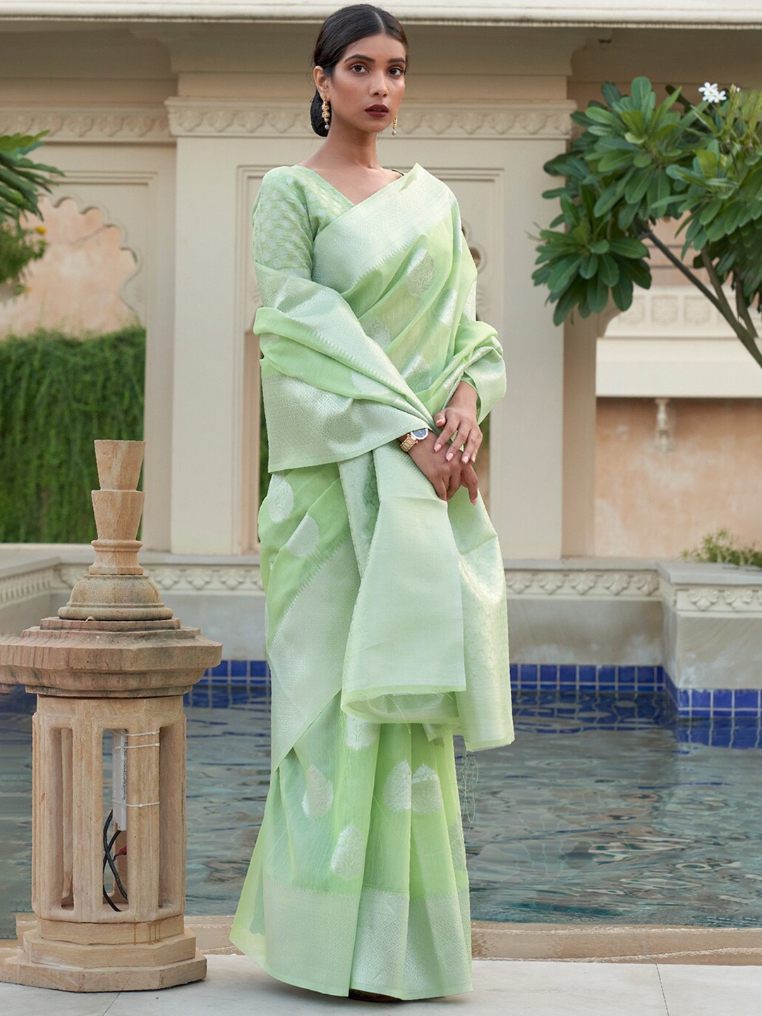 

DEVATITHI Ethnic Motifs Woven Design Zari Saree, Green