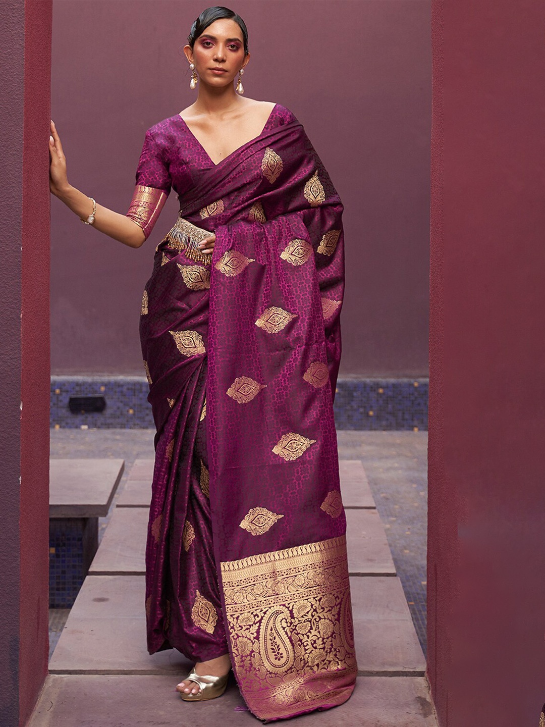 

DEVATITHI Ethnic Motifs Woven Design Zari Banarasi Saree, Purple