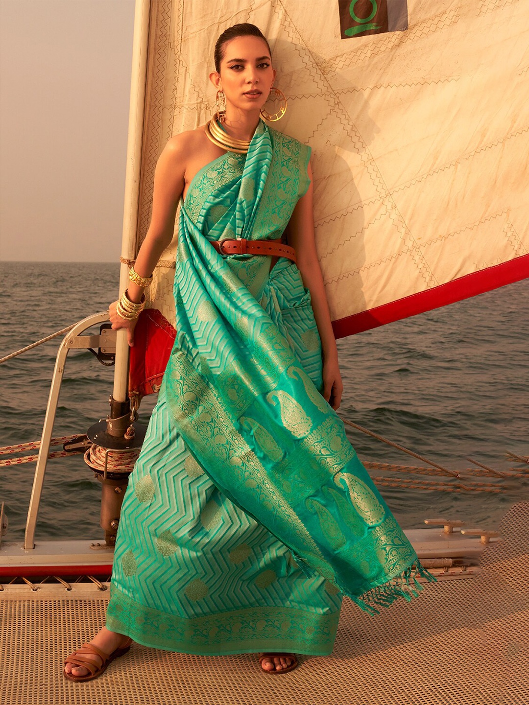 

DEVATITHI Ethnic Motifs Woven Design Zari Saree, Blue
