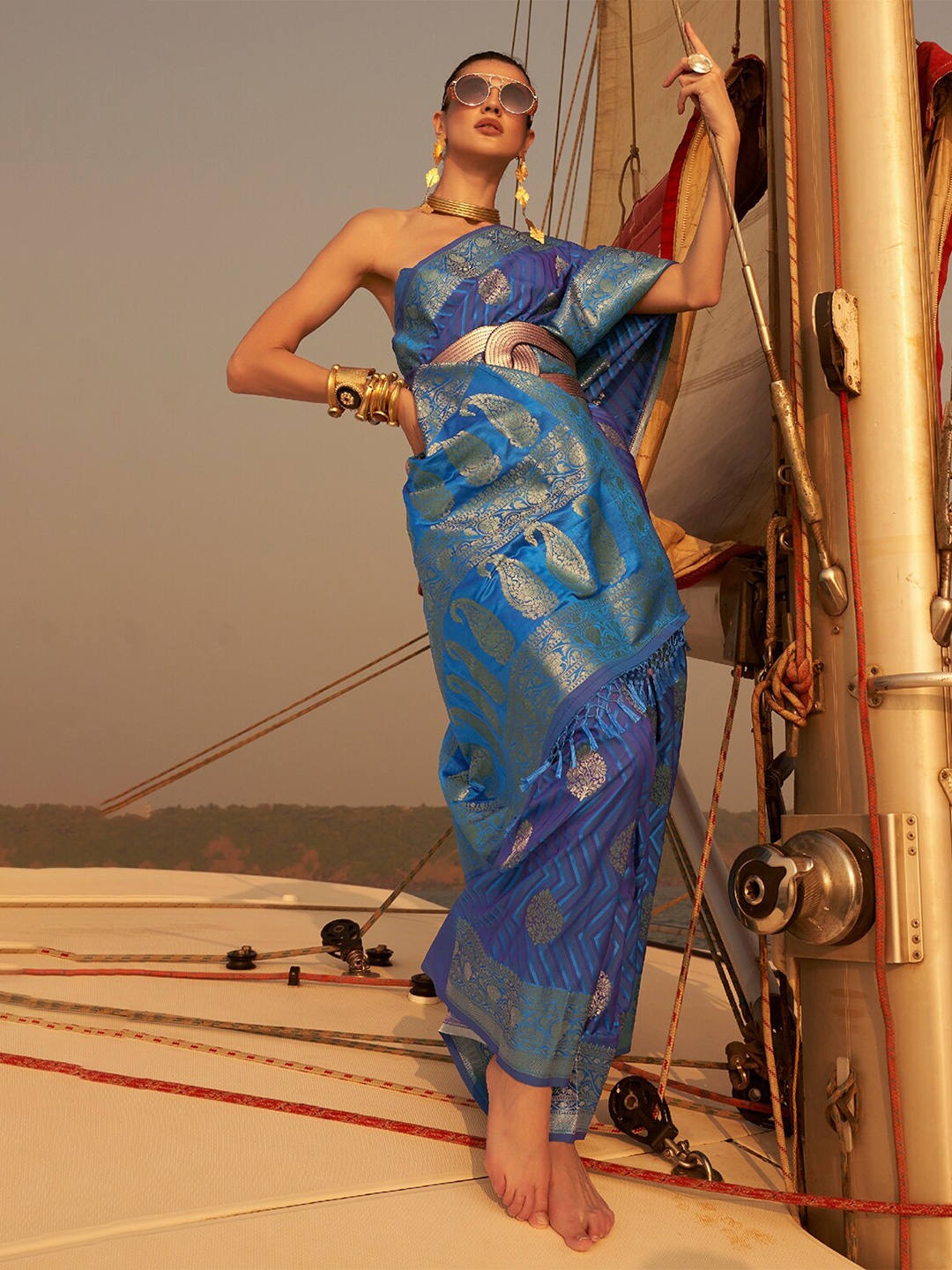 

DEVATITHI Floral Woven Design Zari Saree, Blue