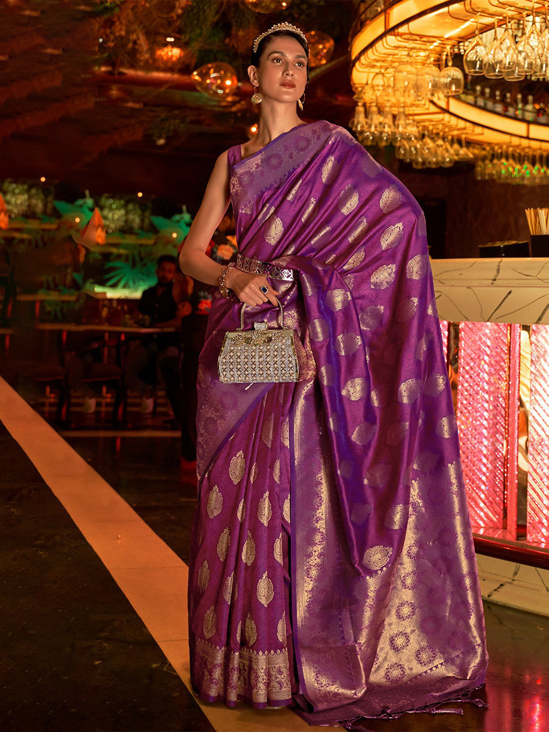 

DEVATITHI Ethnic Motifs Zari Kanjeevaram Saree, Purple