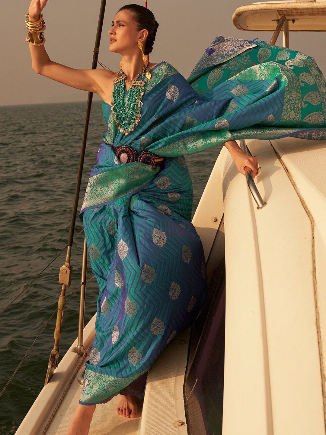 

DEVATITHI Floral Woven Design Zari Saree, Blue