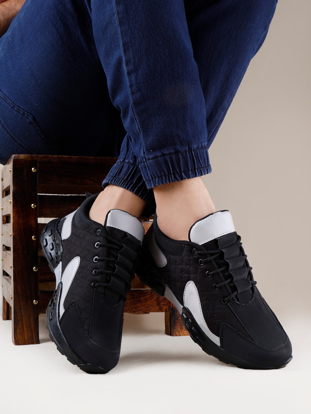 

HAKKEL Men Textured Lace Up Lightweight Sneakers, Black