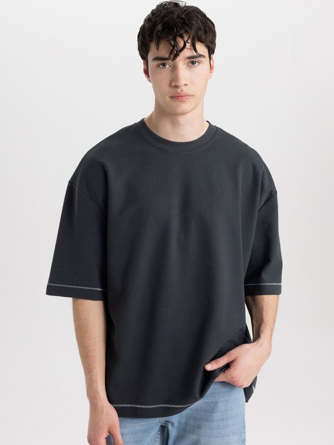 

DeFacto Round Neck Drop Shoulder Sleeves T-shirt, Black