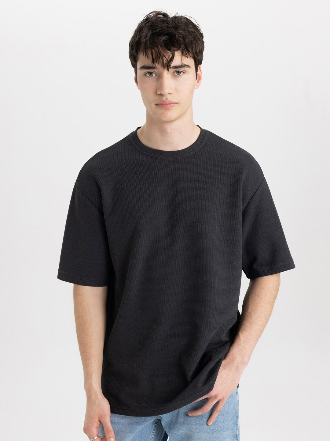 

DeFacto Round Neck Drop Shoulder Sleeves T-shirt, Black