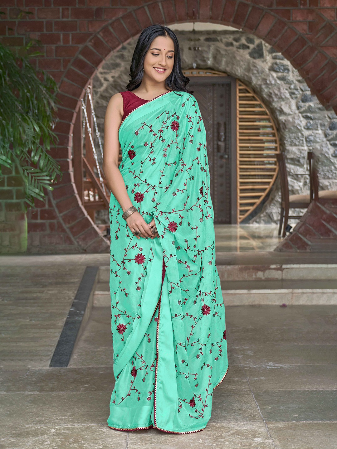 

MANOHARI Floral Embroidered Tussar Saree, Green