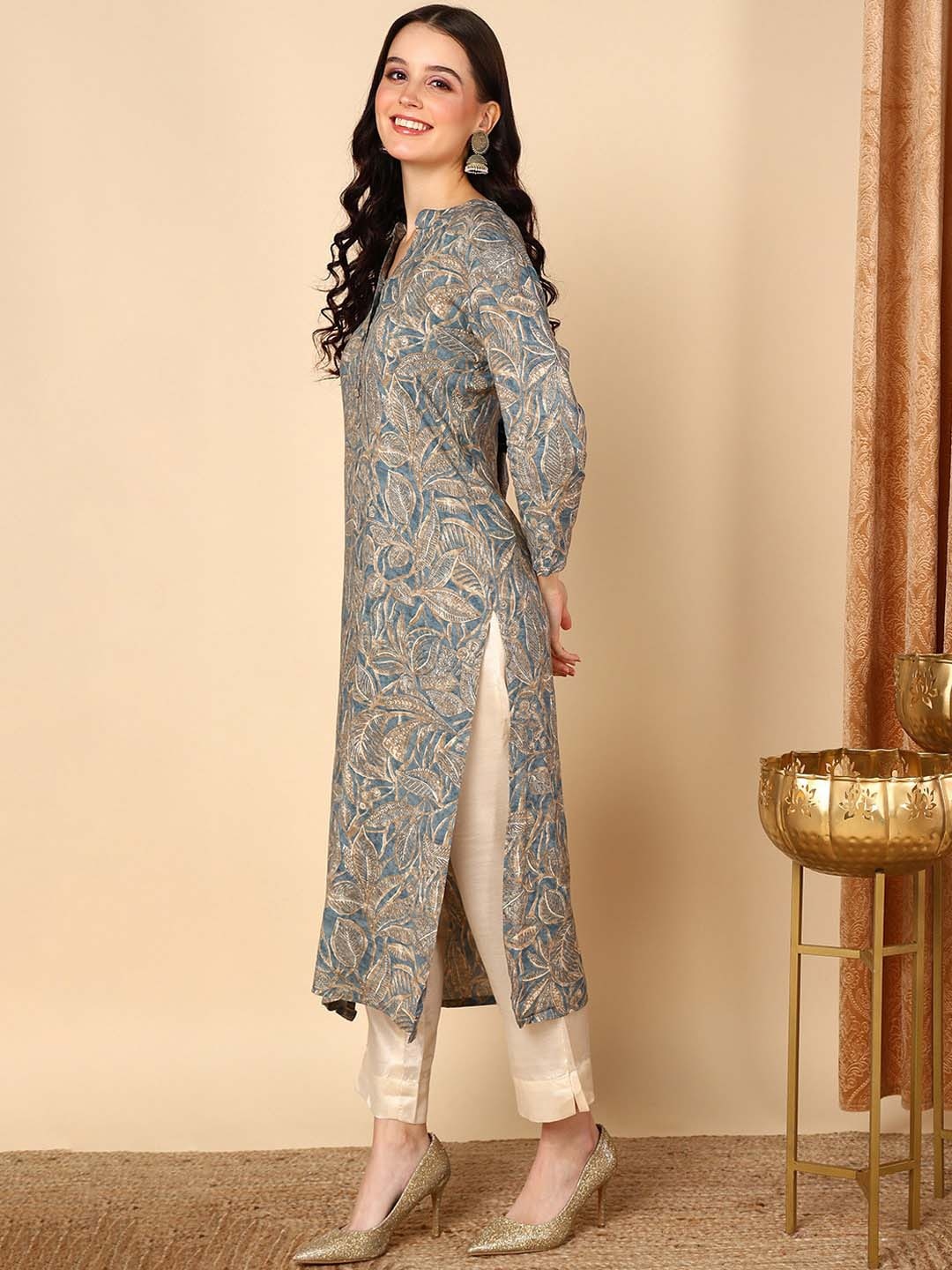 

AHIKA Blue Floral Printed Mandarin Collar Straight Kurta
