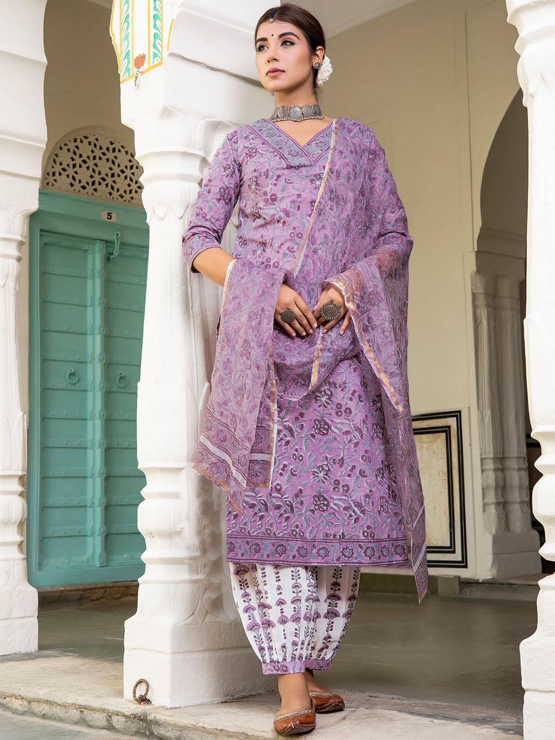 

SKYLEE Lavender Floral Printed V-Neck Straight Kurta & Salwar With Dupatta