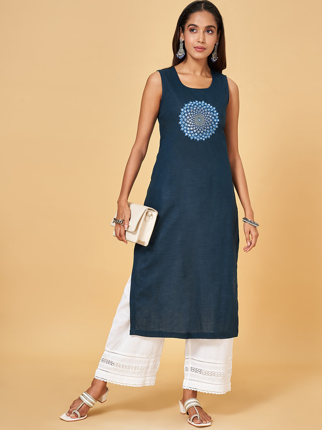 

RANGMANCH BY PANTALOONS Yoke Design Thread Work Straight Kurta, Blue