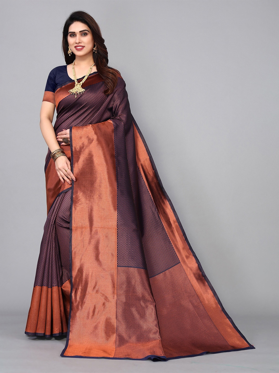 

DIVASTRI Geometric Woven Design Zari Banarasi Saree, Navy blue