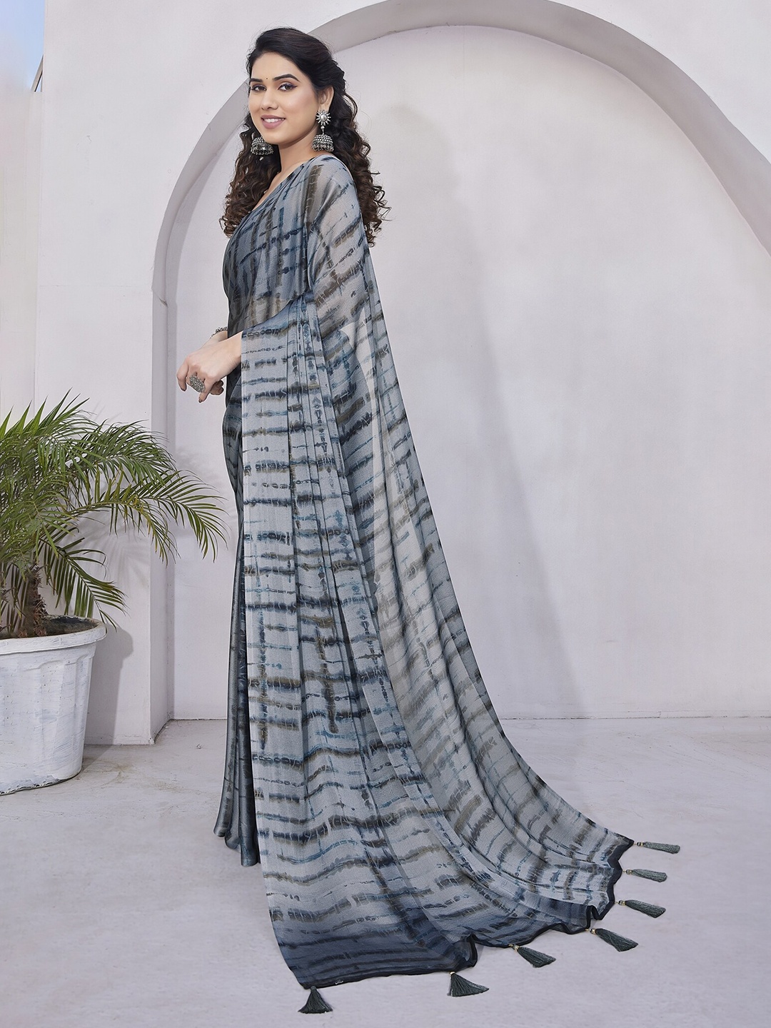 

MIRCHI FASHION Abstract Printed Saree, Grey