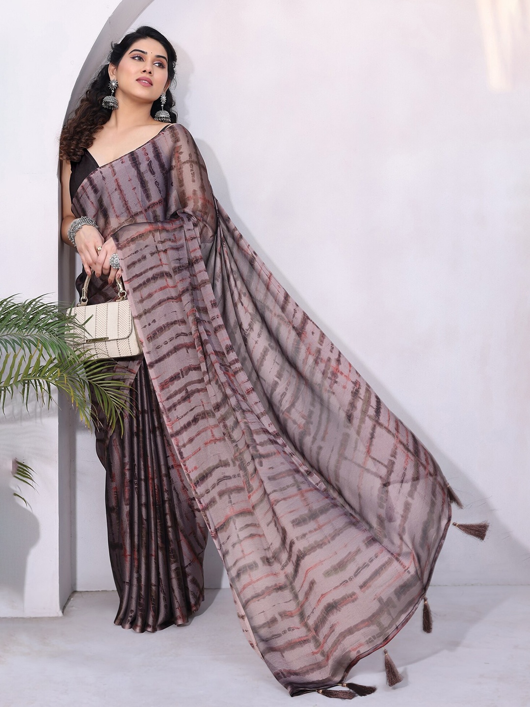 

MIRCHI FASHION Pink Abstract Printed Saree