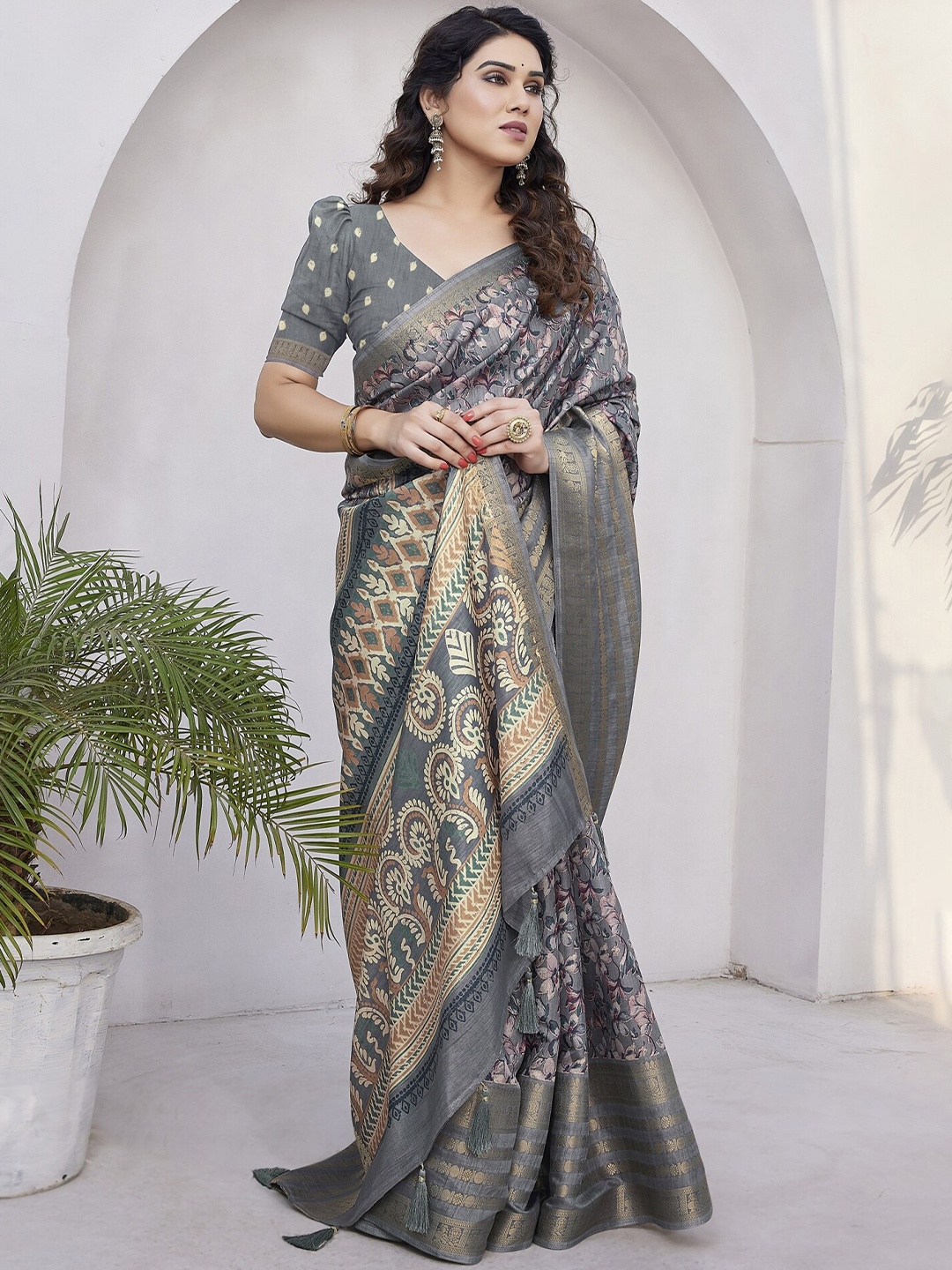 

MIRCHI FASHION Grey Floral Printed Zari Saree