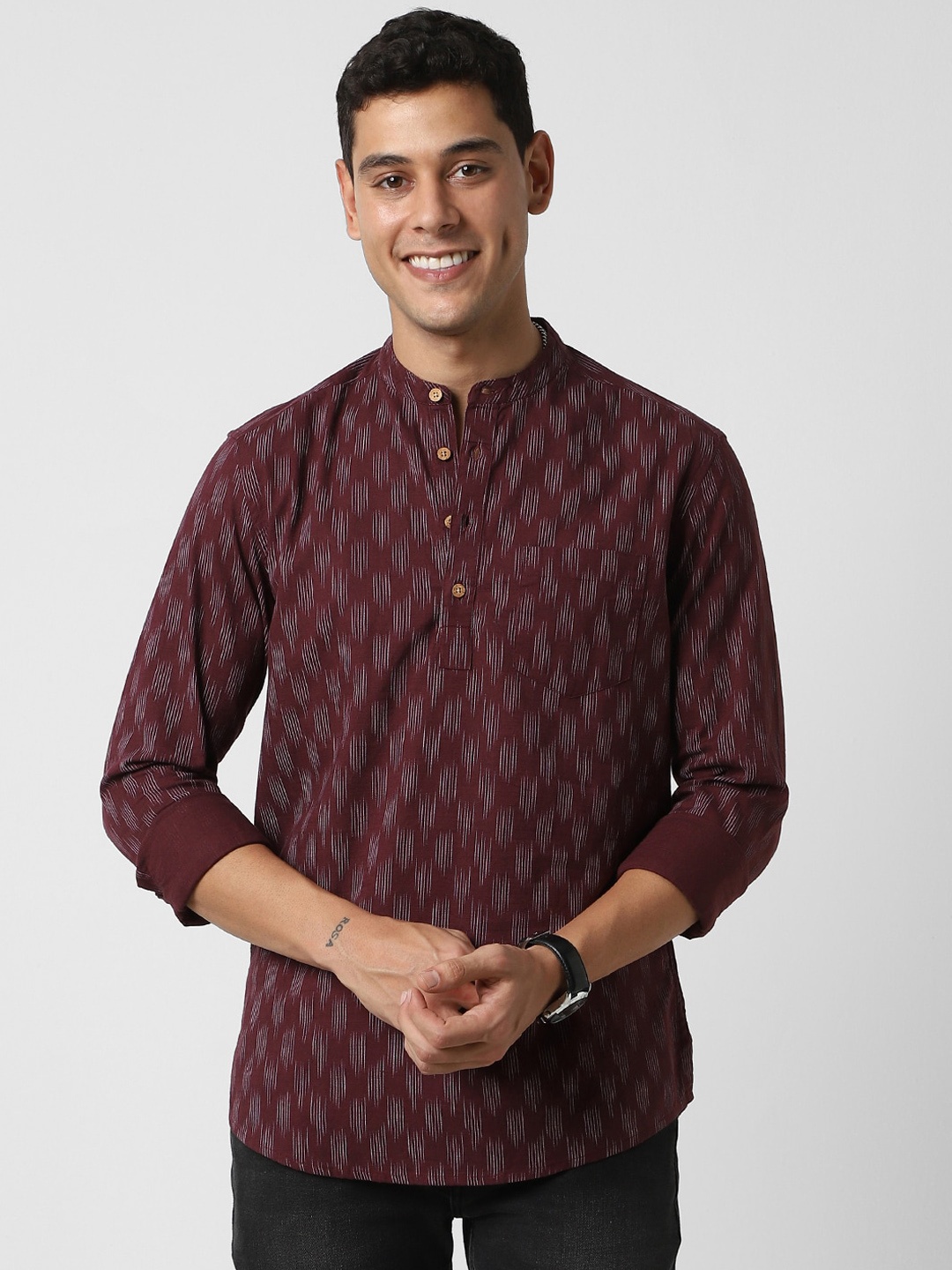 

VASTRADO Ethnic Motifs Printed Band Collar Straight Kurta, Maroon
