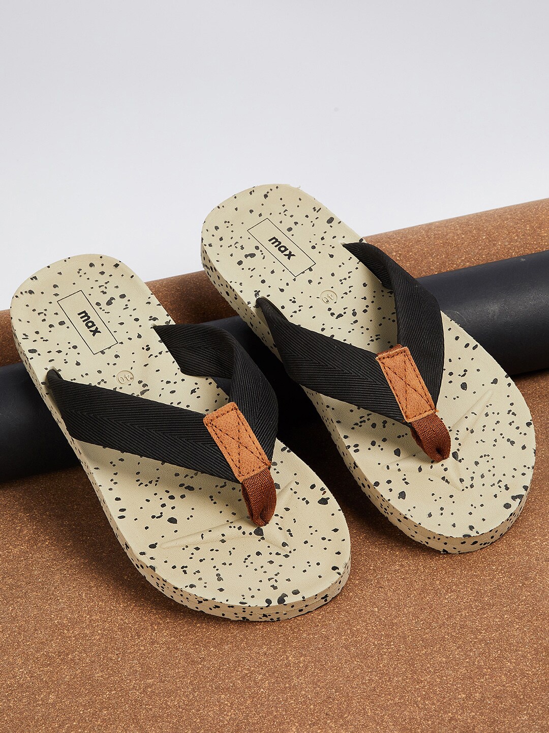 

max Men Printed Thong Flip-Flops, Beige