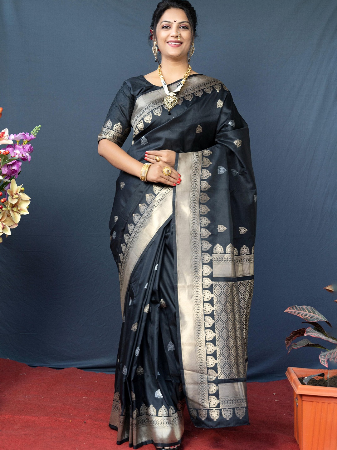 

Royal Rajgharana Saree Floral Woven Design Zari Pure Silk Banarasi Saree, Black
