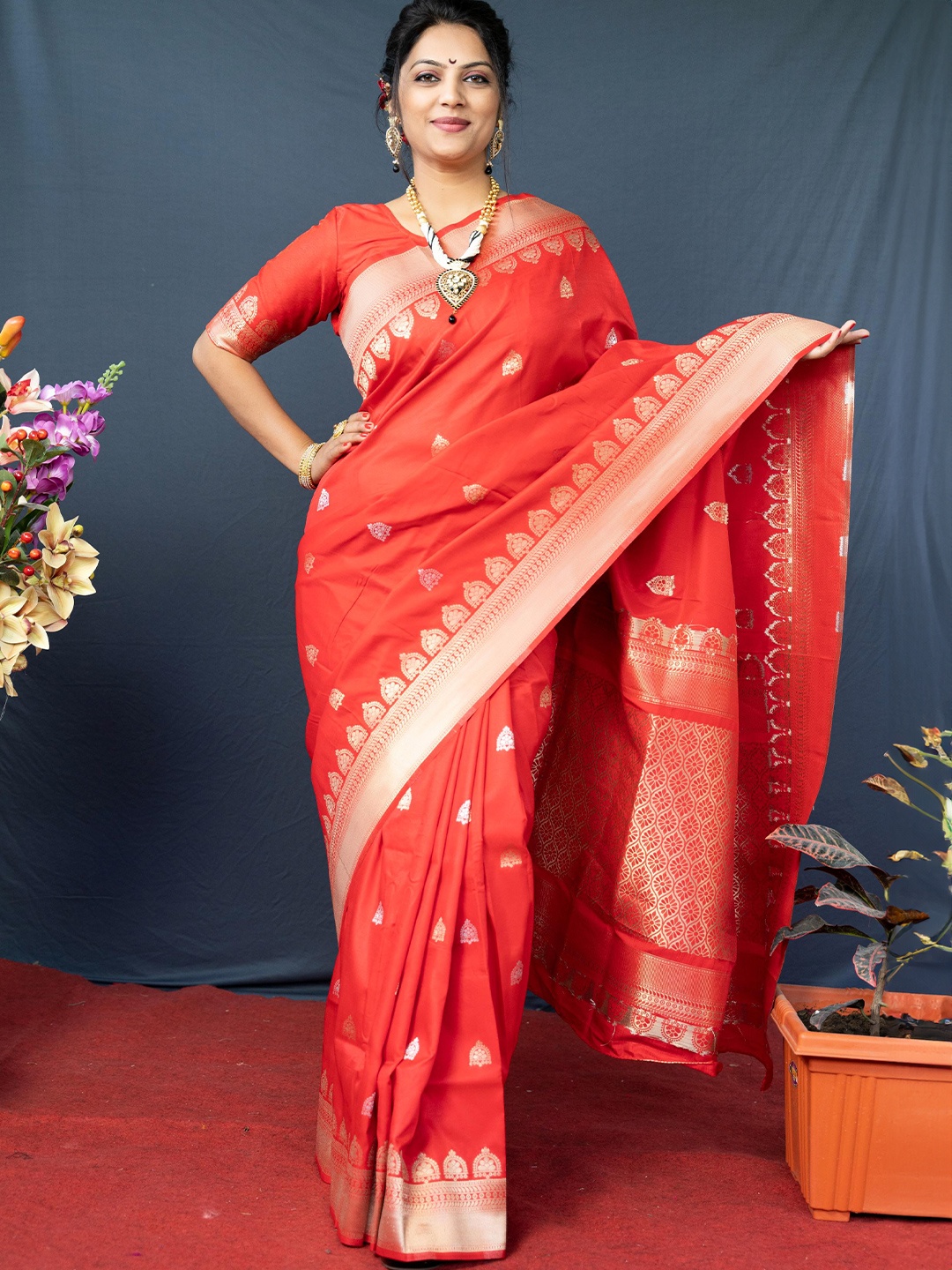 

Royal Rajgharana Saree Ethnic Motifs Woven Design Zari Pure Silk Banarasi Saree, Red