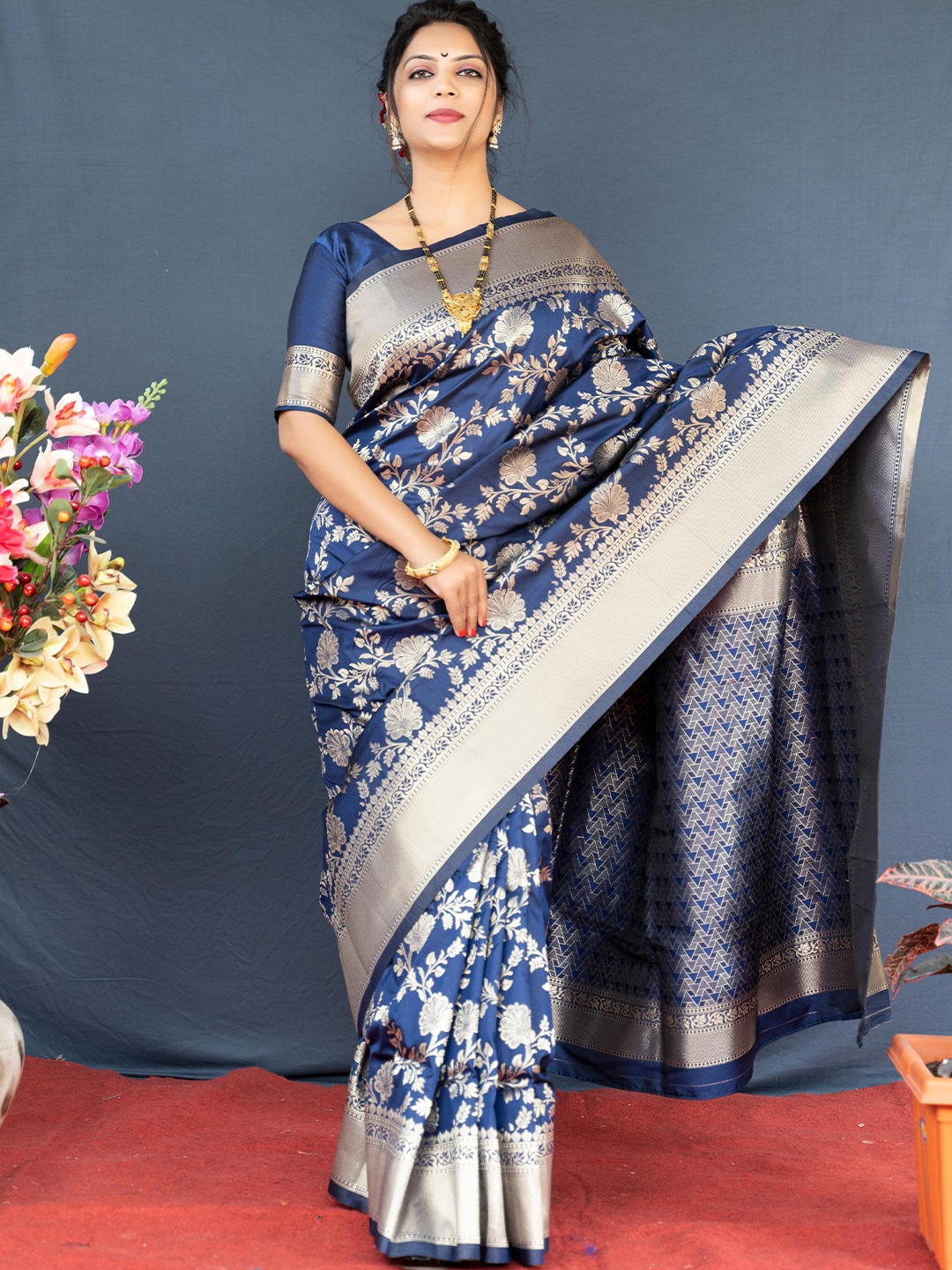 

Royal Rajgharana Saree Floral Woven Design Zari Pure Silk Banarasi Saree, Navy blue