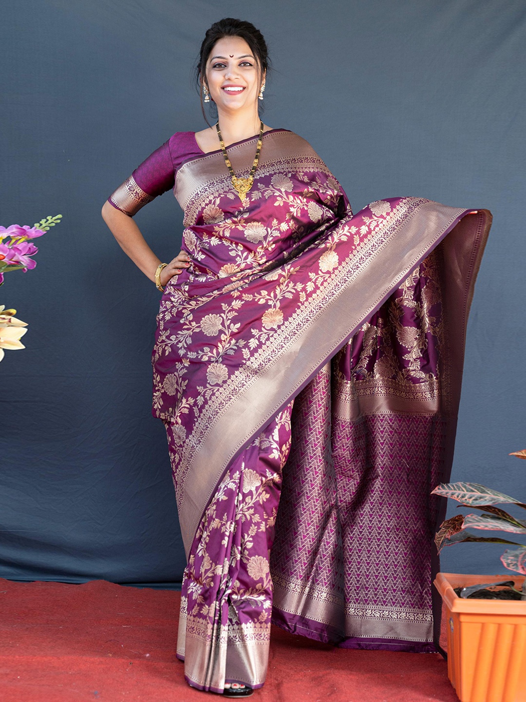 

Royal Rajgharana Saree Floral Woven Design Zari Pure Silk Banarasi Saree, Magenta