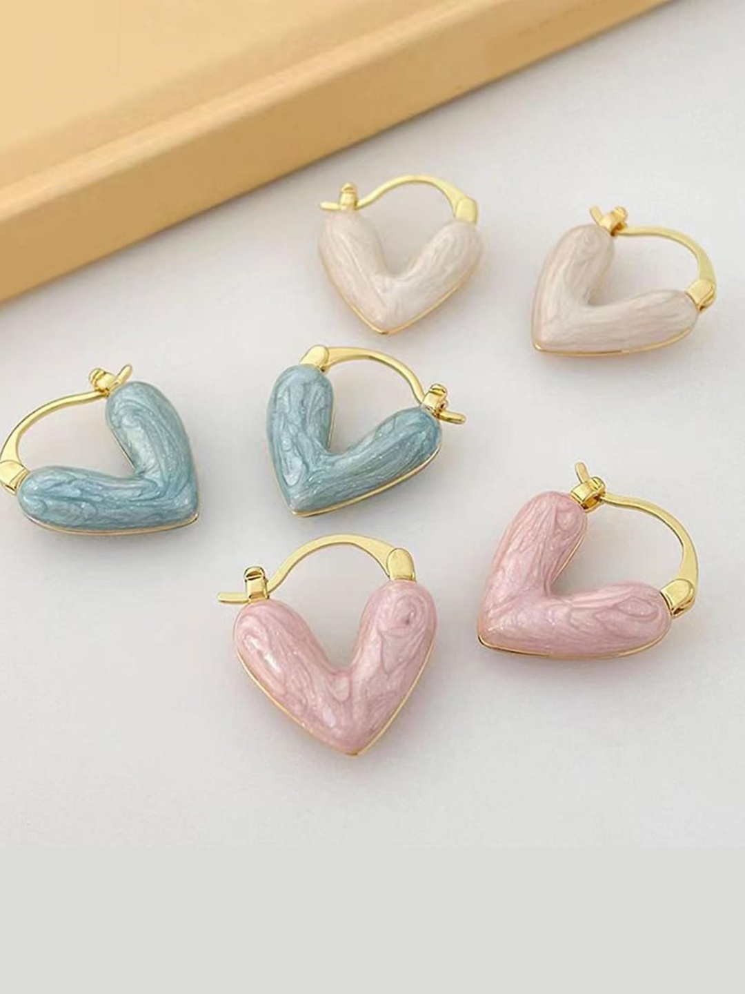 

EL REGALO Set 3 Alloy Heart Shaped Hoop Earrings, Gold