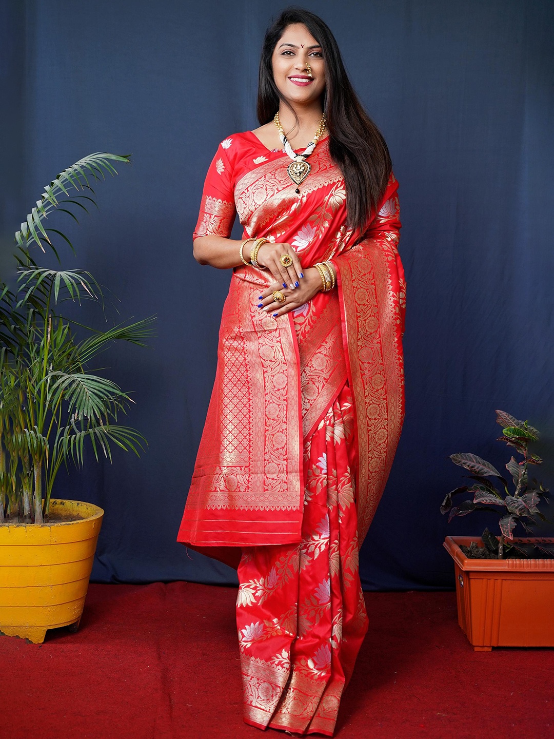 

Royal Rajgharana Saree Floral Woven Design Zari Pure Silk Banarasi Saree, Red