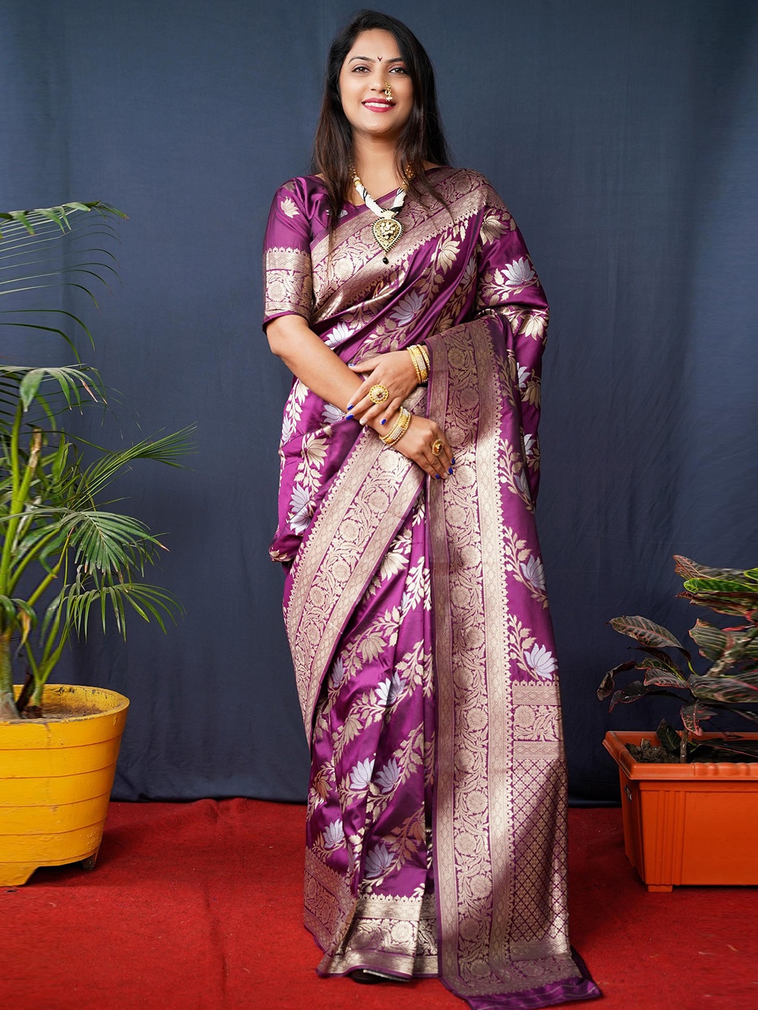 

Royal Rajgharana Saree Floral Woven Design Zari Pure Silk Banarasi Saree, Magenta