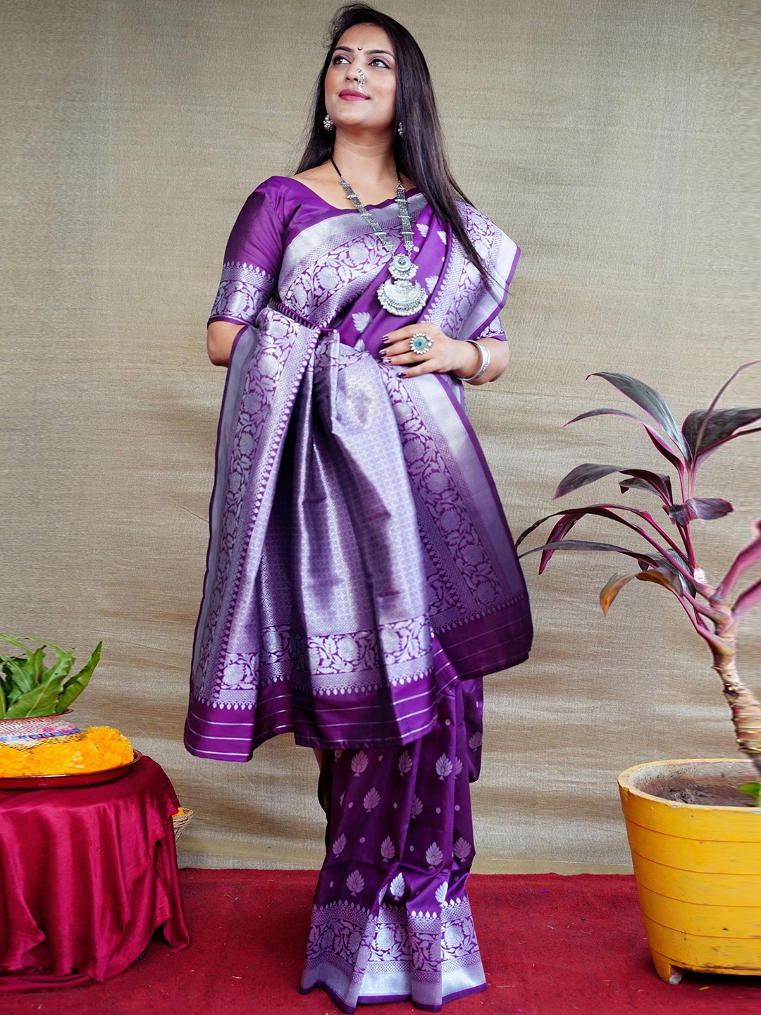 

Royal Rajgharana Saree Floral Woven Design Zari Pure Silk Banarasi Saree, Burgundy