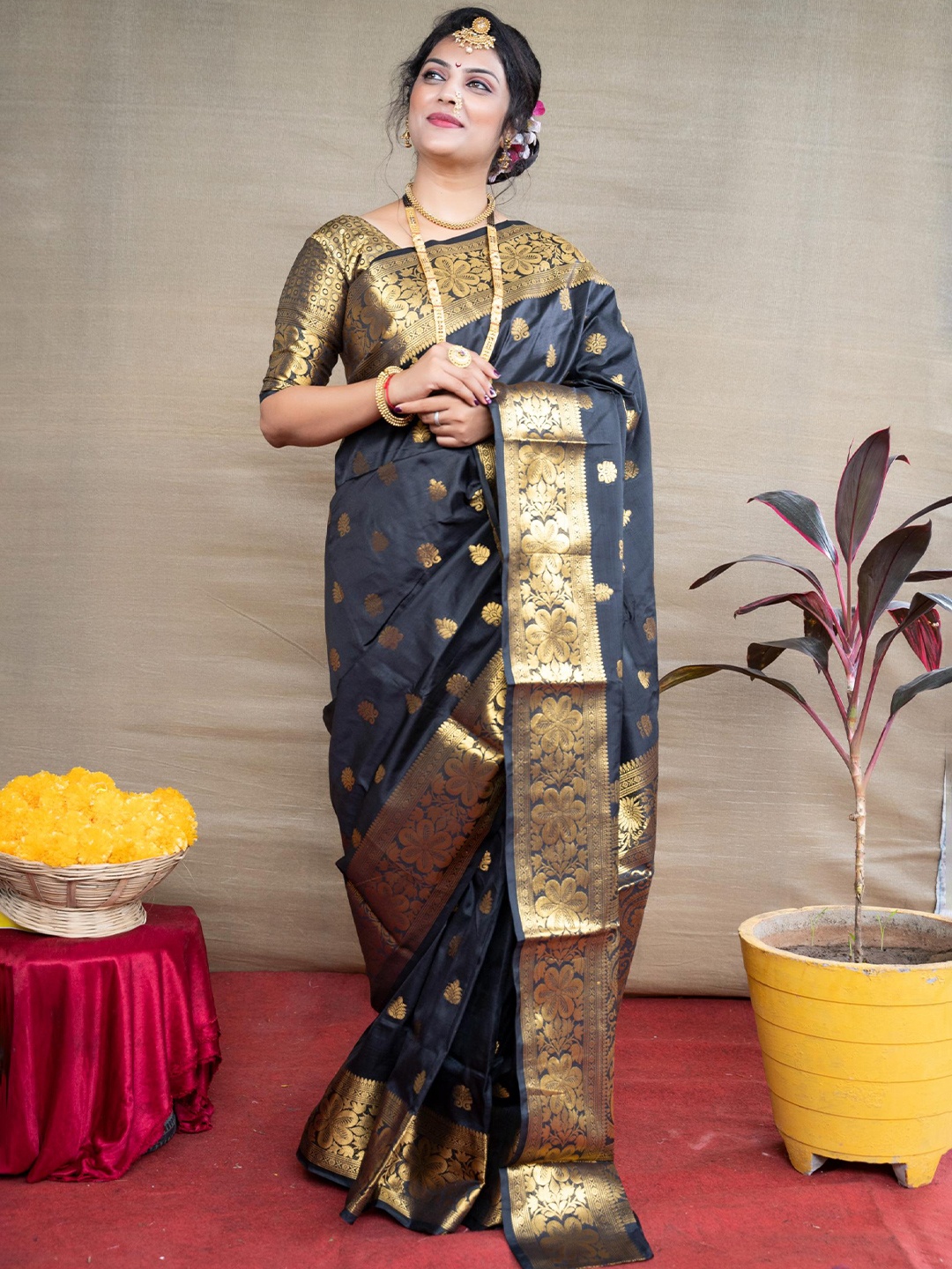 

Royal Rajgharana Saree Ethnic Motifs Woven Design Zari Pure Silk Banarasi Saree, Black