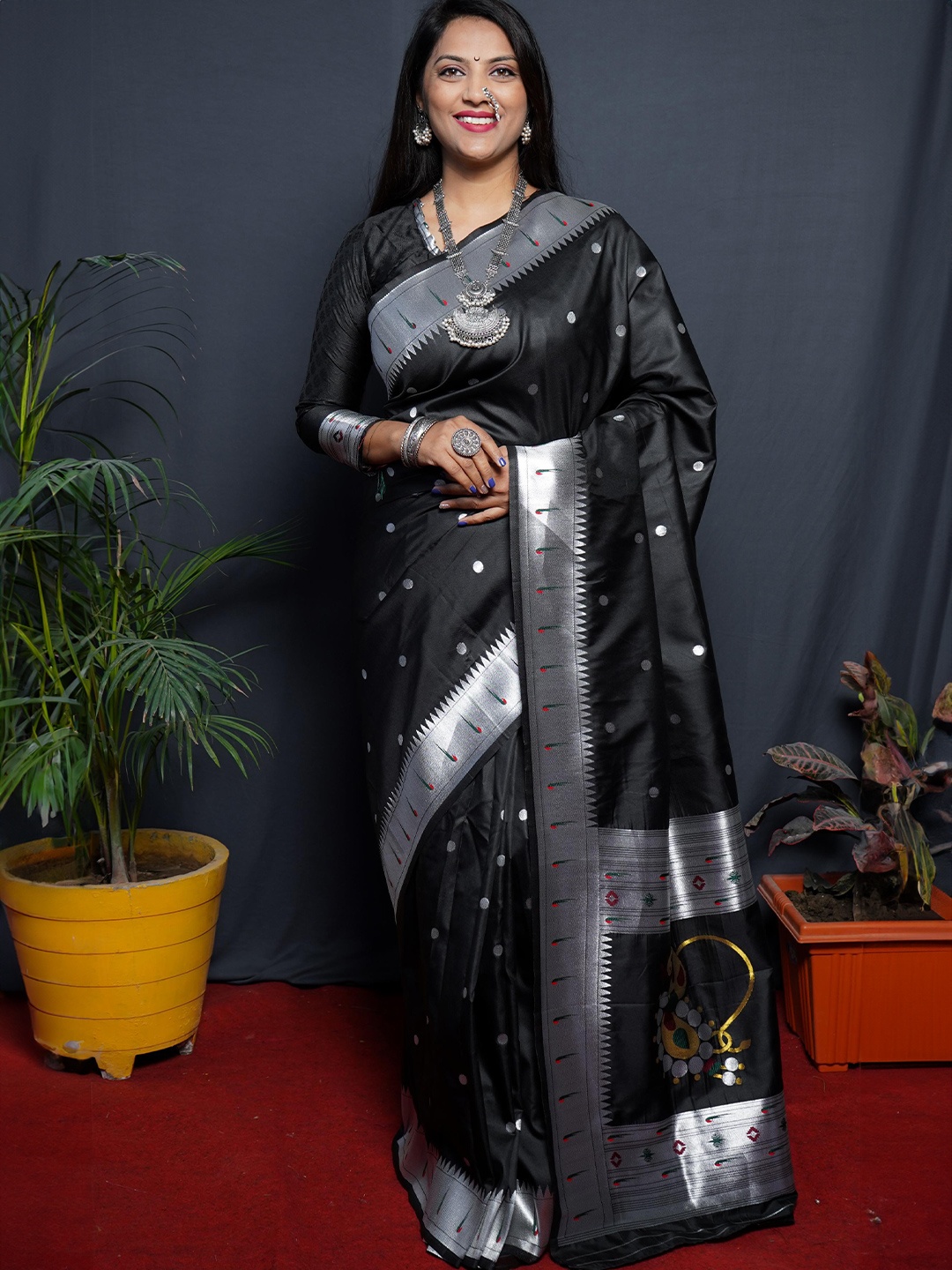 

Royal Rajgharana Saree Floral Woven Design Zari Pure Silk Banarasi Saree, Black