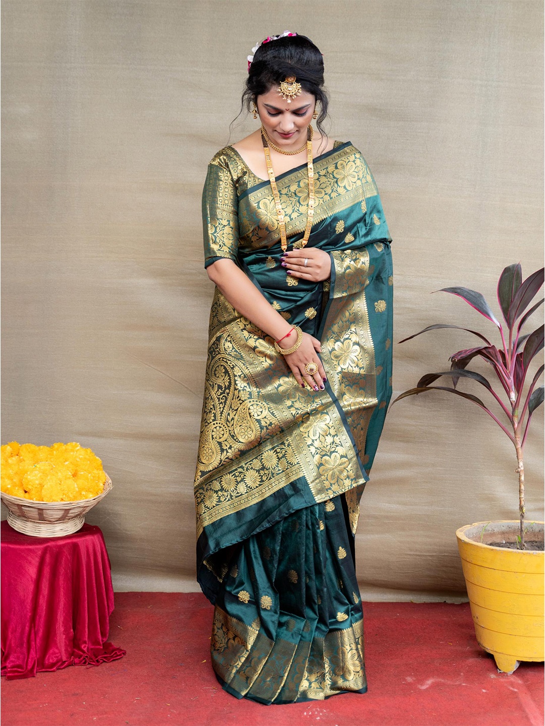 

Royal Rajgharana Saree Ethnic Motifs Woven Design Zari Pure Silk Banarasi Saree, Green