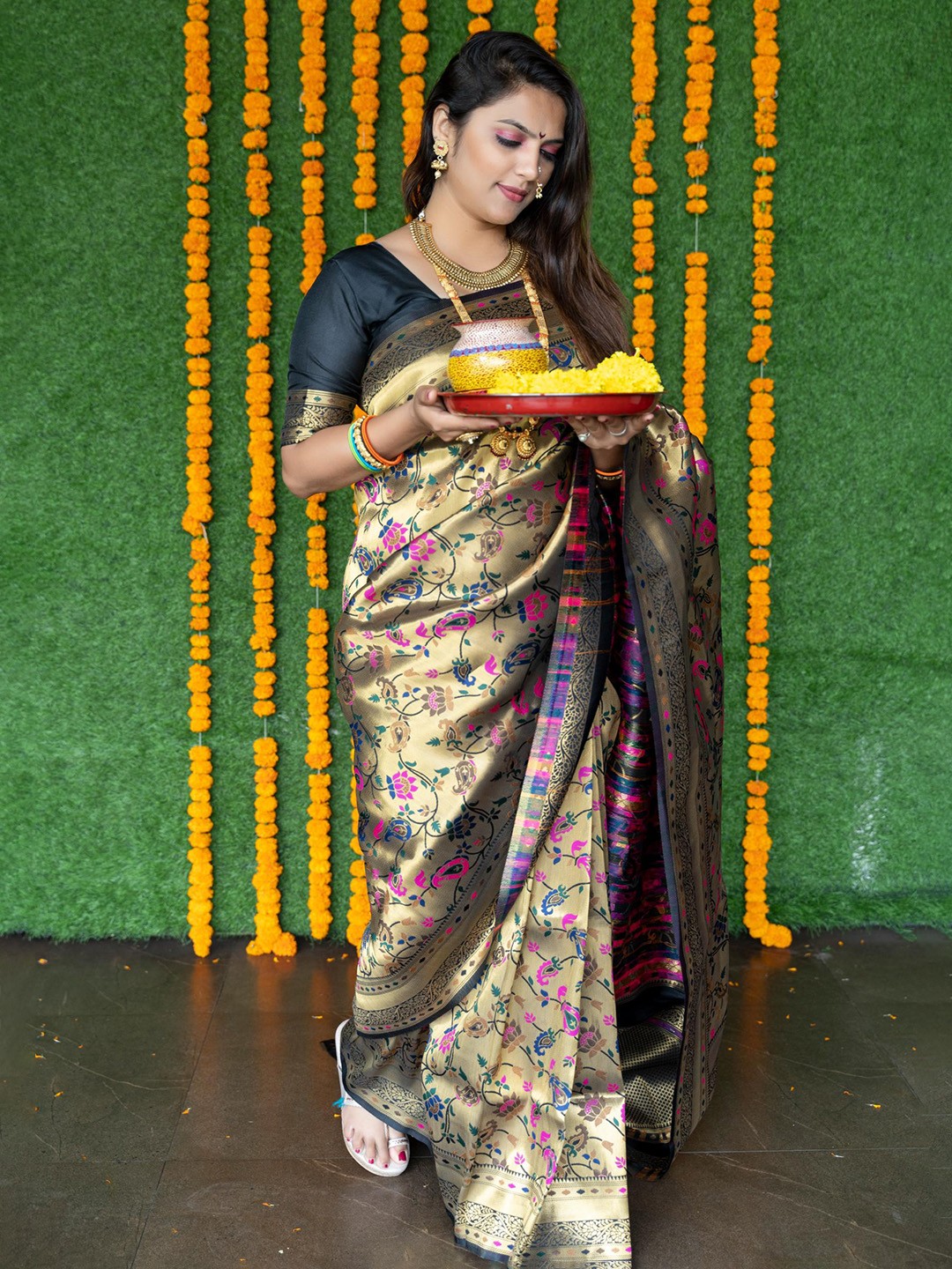 

Royal Rajgharana Saree Floral Woven Design Zari Pure Silk Banarasi Saree, Black