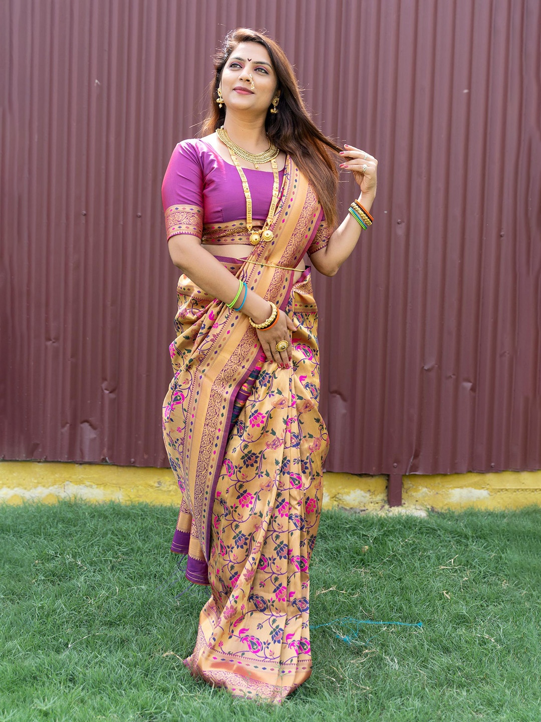 

Royal Rajgharana Saree Floral Woven Design Zari Pure Silk Banarasi Saree, Purple