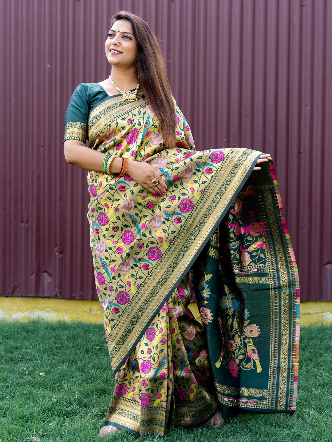 

Royal Rajgharana Saree Floral Woven Design Zari Pure Silk Banarasi Saree, Green