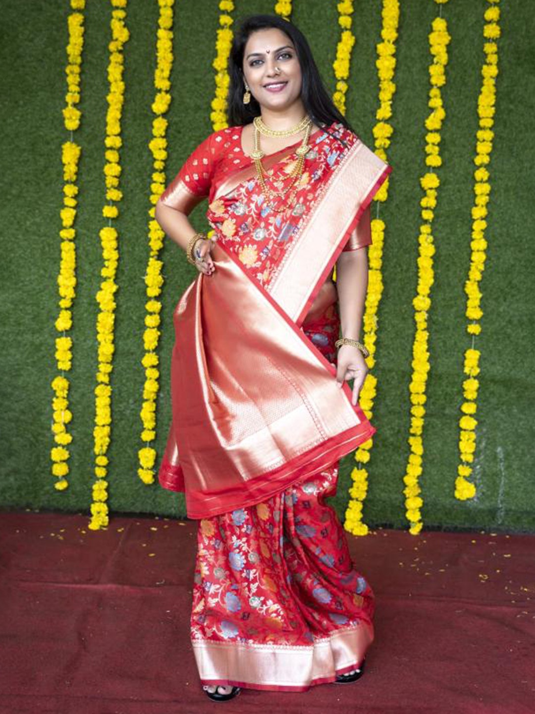 

Royal Rajgharana Saree Floral Woven Design Zari Pure Silk Banarasi Saree, Red