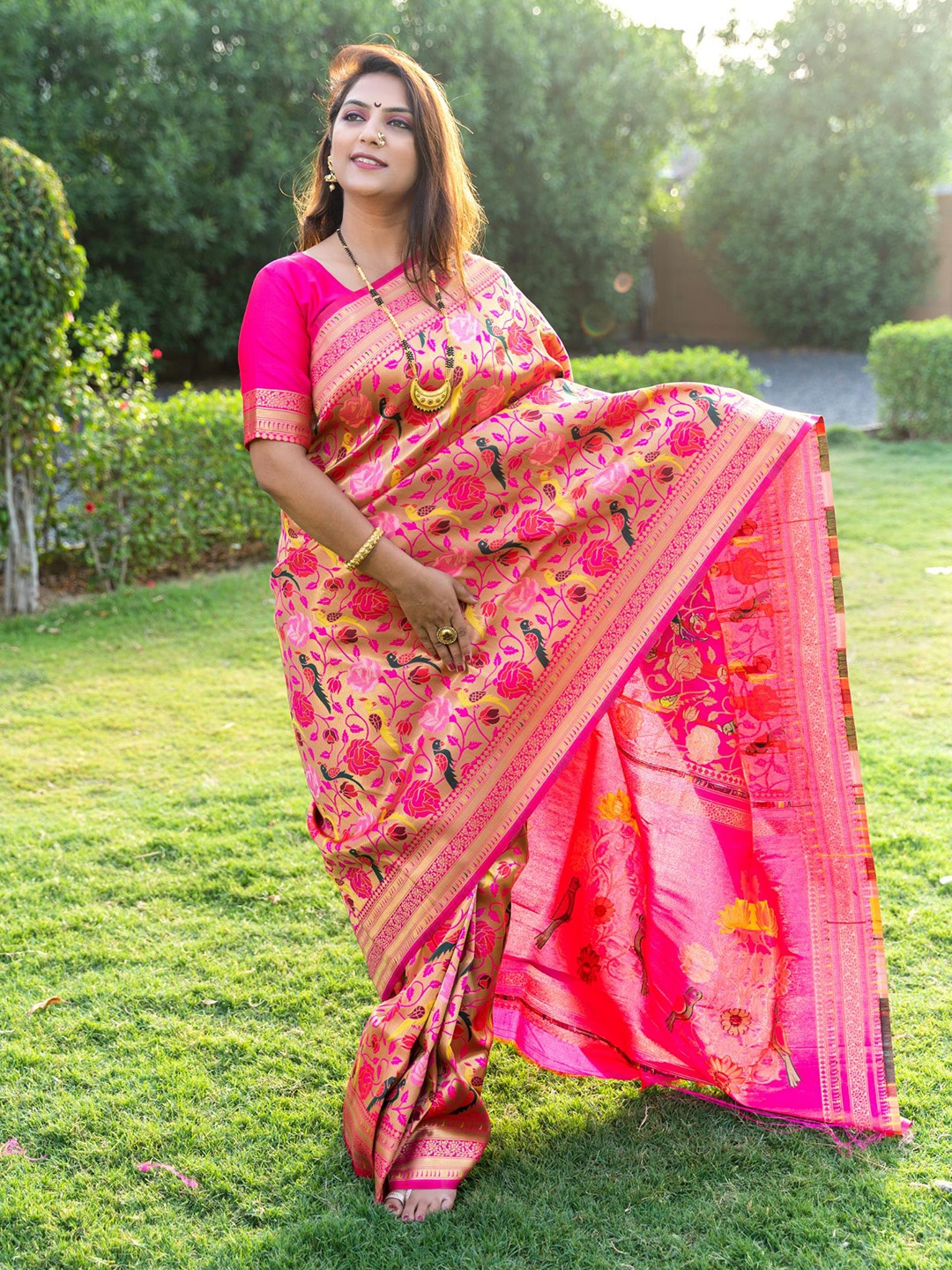 

Royal Rajgharana Saree Floral Woven Design Zari Pure Silk Banarasi Saree, Pink
