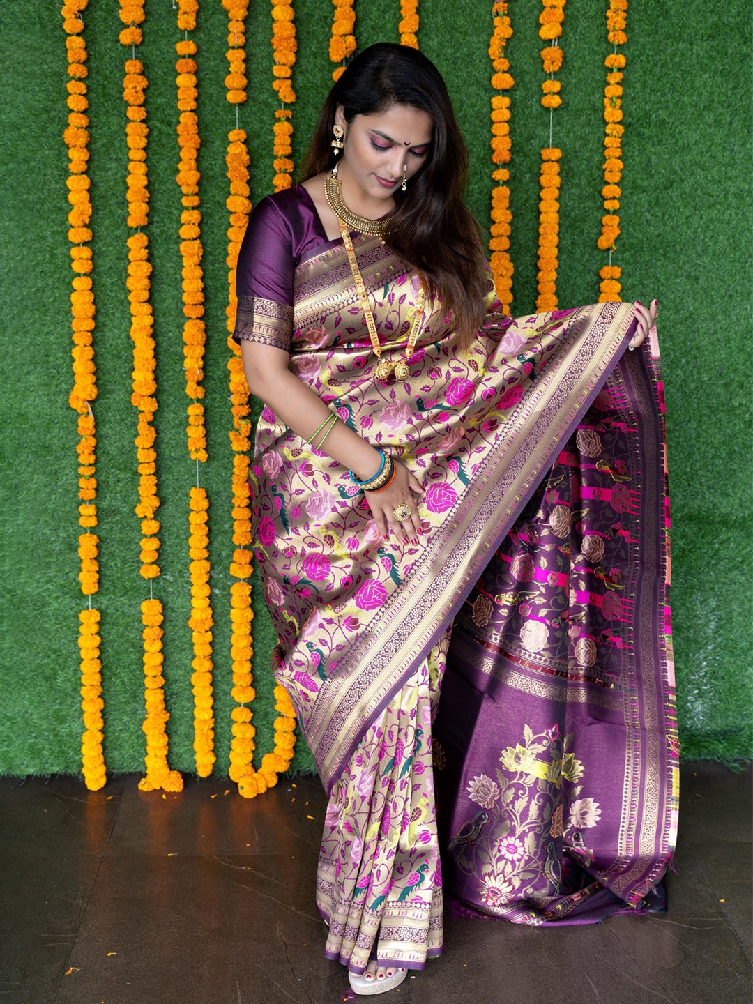 

Royal Rajgharana Saree Floral Woven Design Zari Pure Silk Banarasi Saree, Purple