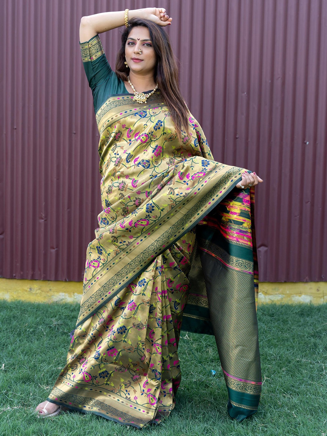

Royal Rajgharana Saree Floral Woven Design Zari Pure Silk Banarasi Saree, Green