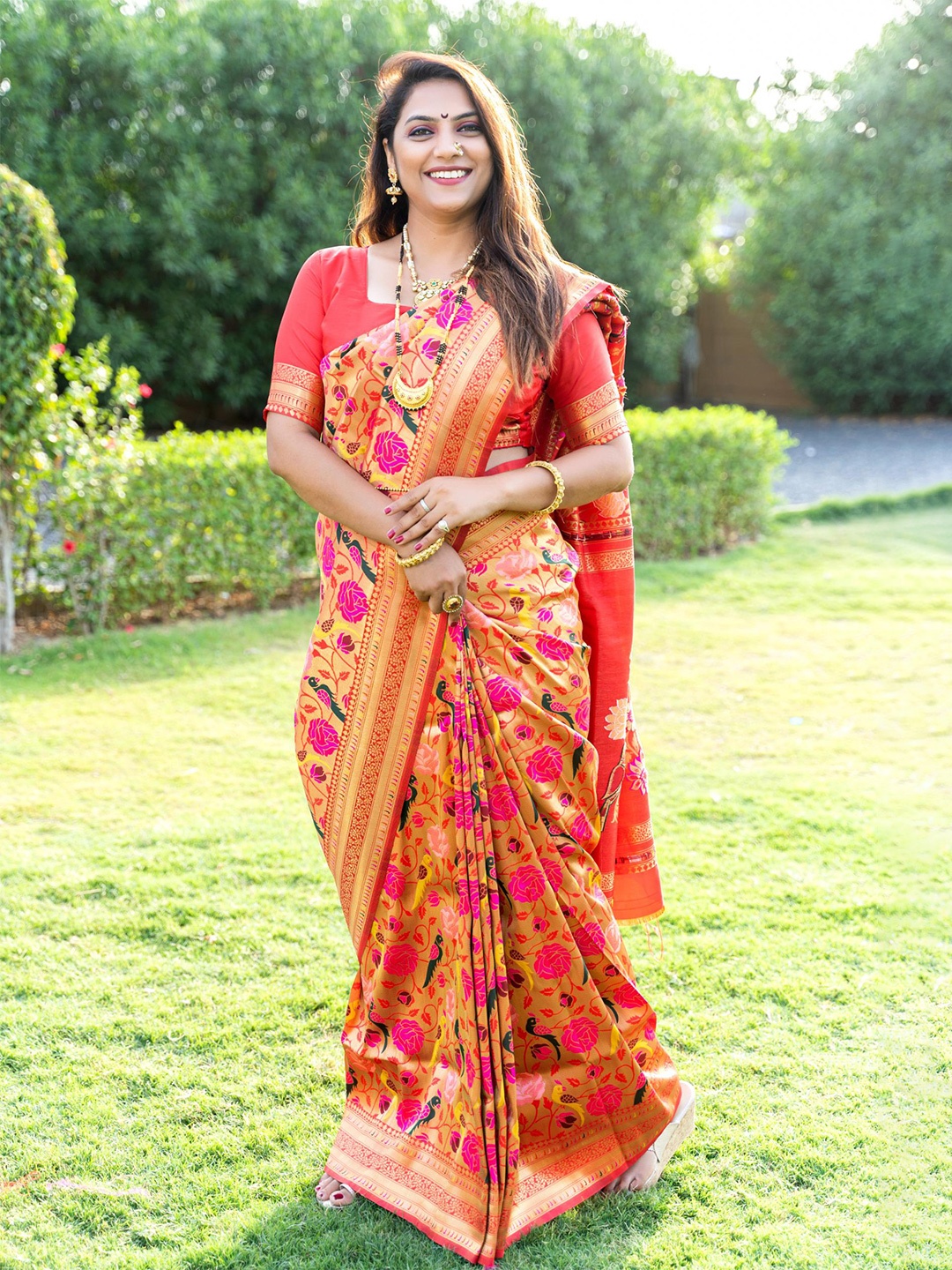

Royal Rajgharana Saree Floral Woven Design Zari Pure Silk Banarasi Saree, Red