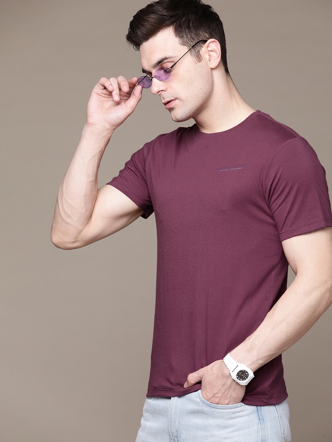 

Roadster Men Solid T-shirt, Burgundy