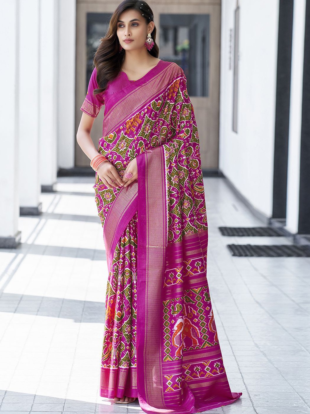 

Satrani Floral Printed Zari Sambalpuri Saree, Magenta