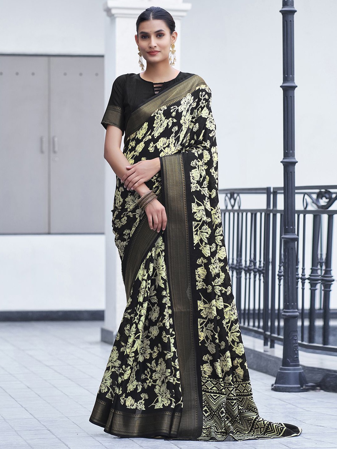 

Satrani Floral Printed Zari Sambalpuri Saree, Black