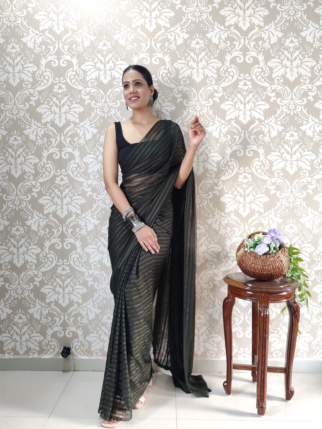 

ZILVIRA Striped Printed Ready To Wear Saree, Black