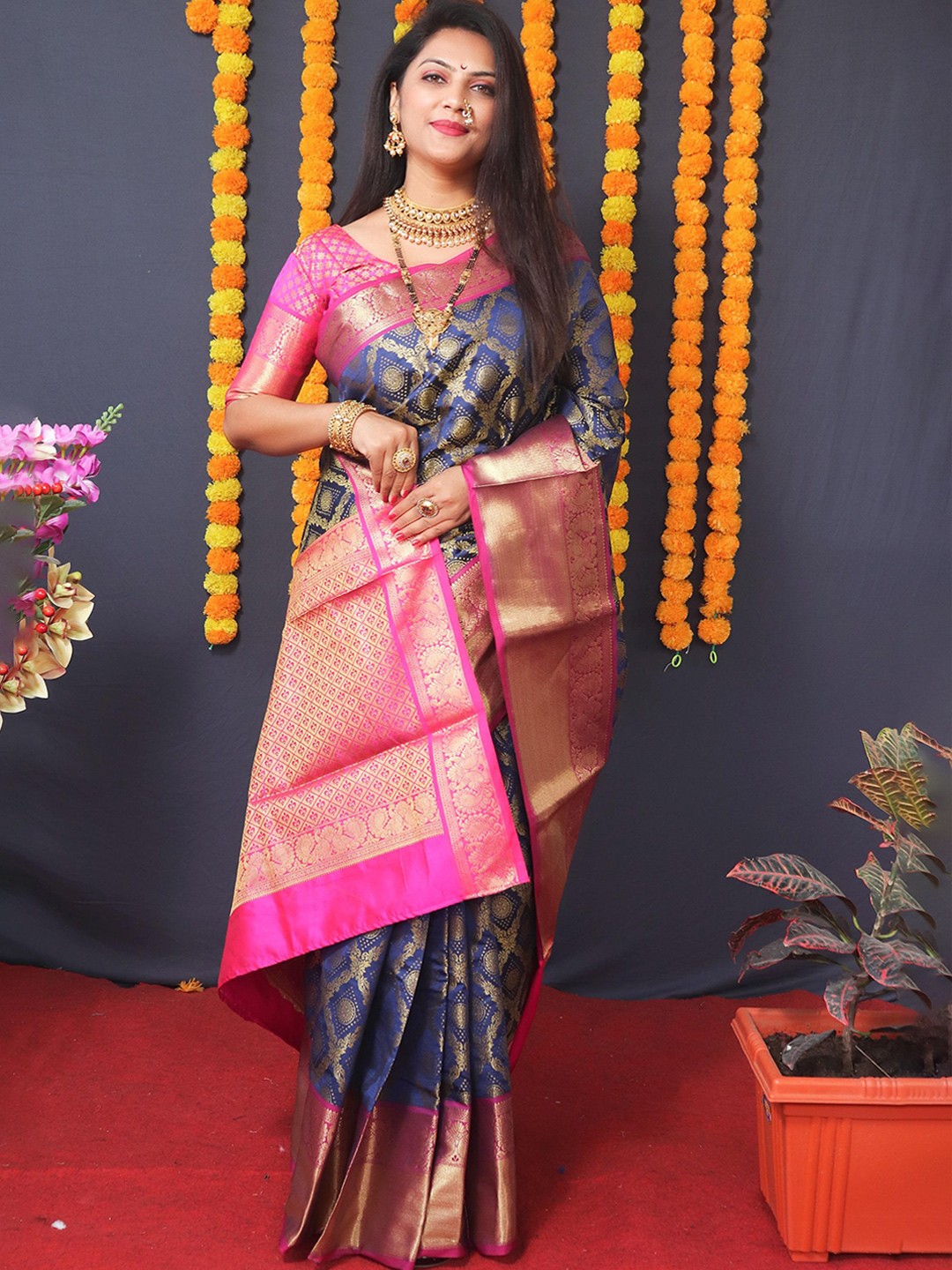 

Royal Rajgharana Saree Ethnic Motifs Woven Design Zari Silk Cotton Kanjeevaram Saree, Navy blue
