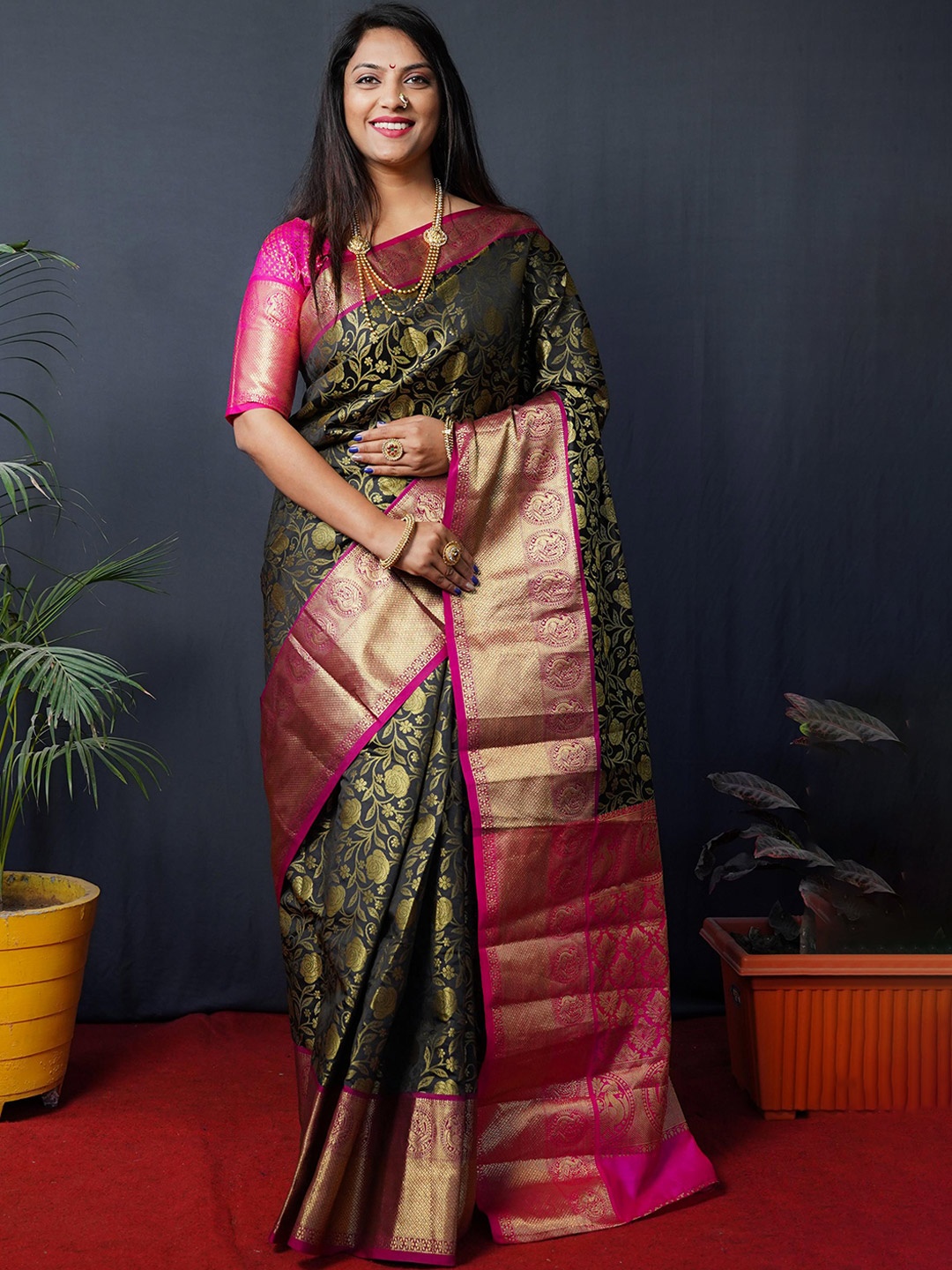 

Royal Rajgharana Saree Floral Woven Design Zari Silk Cotton Kanjeevaram Saree, Black