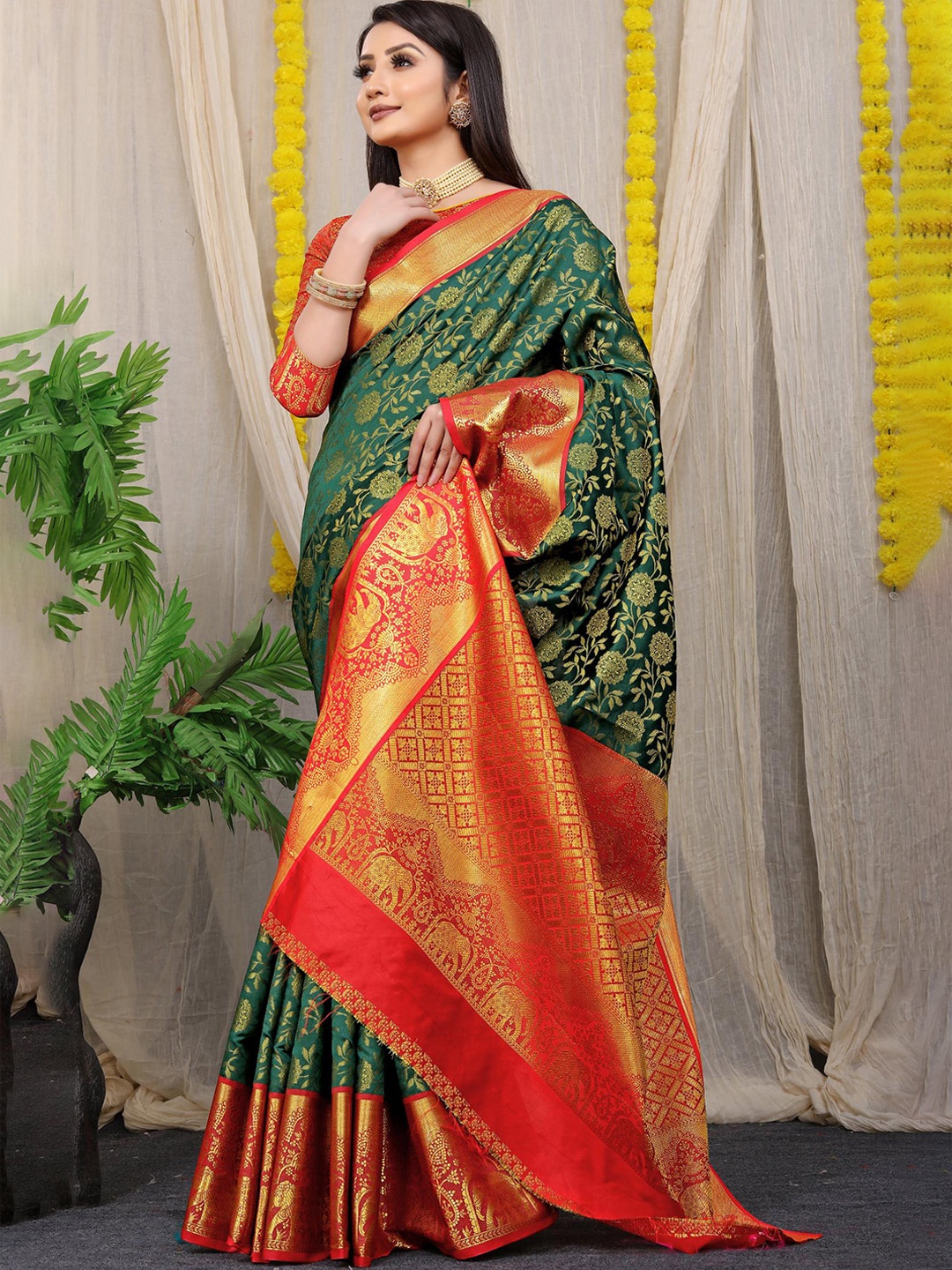 

Royal Rajgharana Saree Floral Woven Design Zari Silk Cotton Kanjeevaram Saree, Green
